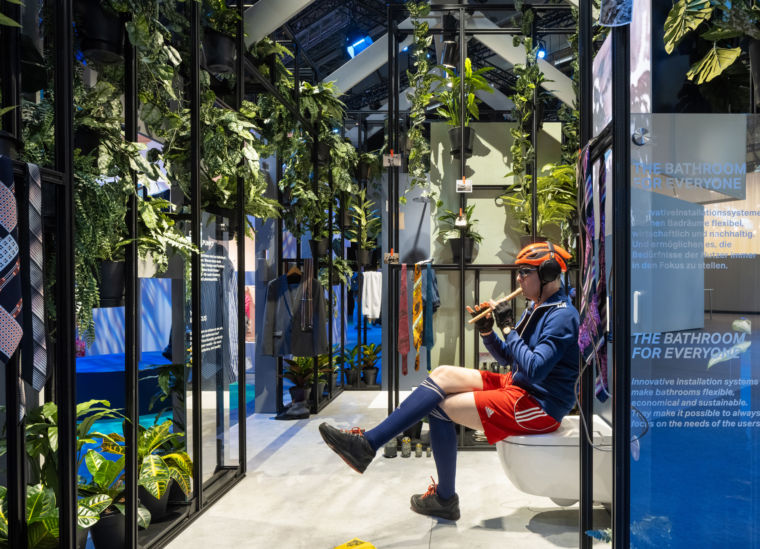 Schauspieler performen live in der Trendausstellung Pop up my Bathroom auf der ISH 2025
