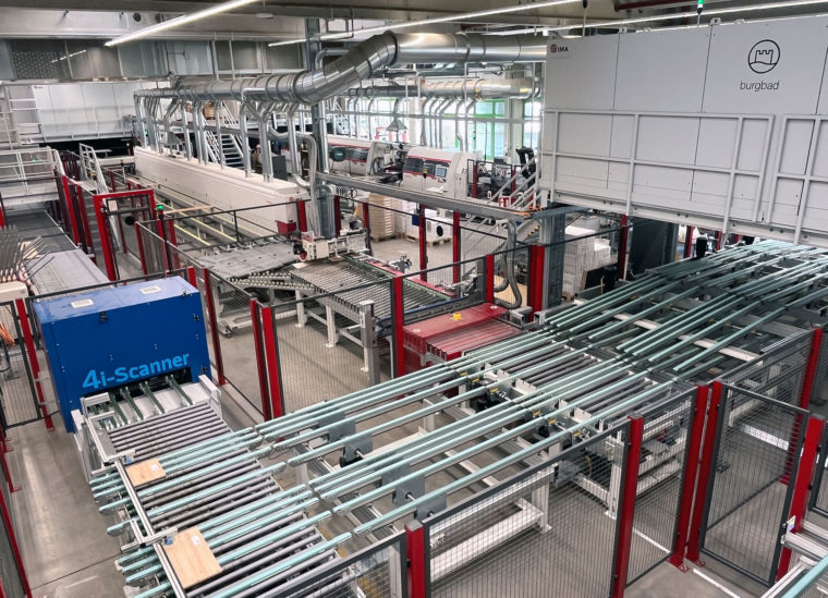 Qualitätskontromme in der Logistikhalle von Burgbad in Greding mit KI-gestützten Scannern