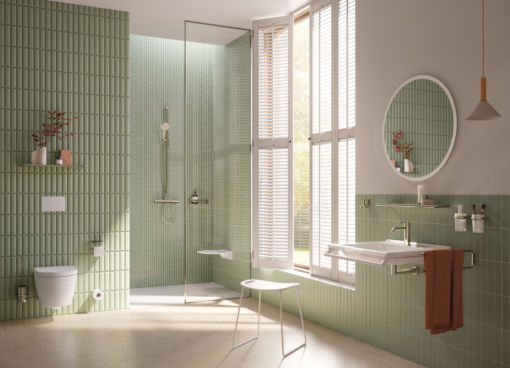 Barrierearmes Badezimmer mit Produkten von HEWI - beispielhaft für einen Umbau mit KfW-Förderung