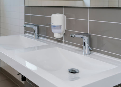 Foto von Schell zeigt Doppelwaschtisch mit Armaturen als Beispiel für Schulsanierung im Sanitärbereich